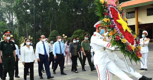 Chủ tịch nước Nguyễn Xuân Phúc viếng Đền tưởng niệm Liệt sĩ Bến Dược tại huyện Củ Chi - TPHCM