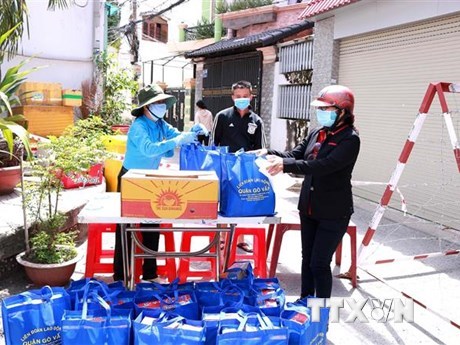 Đoàn kết phòng, chống dịch COVID-19: Ấm lòng giữa đại dịch