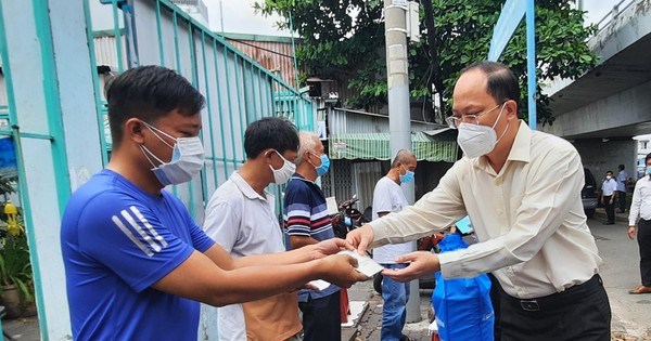 Lãnh đạo Thành ủy TPHCM thăm, động viên các hộ dân bị mất nhà trong vụ cháy ở quận 8