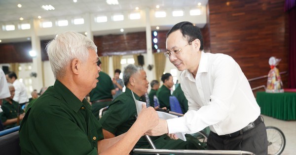 Đoàn công tác Thành ủy TPHCM tri ân người có công tại Phú Thọ và Bắc Ninh