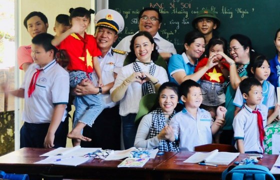 Đoàn công tác TPHCM thăm, tặng quà chiến sĩ, nhân dân, trẻ em ở đảo Hòn Chuối (tỉnh Cà Mau)