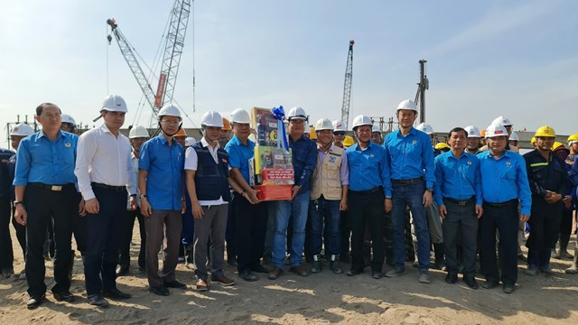 TP. HCM: Thăm, tặng quà công nhân thi công xuyên Tết tại dự án đường Vành đai 3