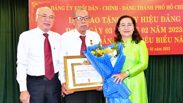 Chủ tịch HĐND TPHCM Nguyễn Thị Lệ trao Huy hiệu Đảng tại Khối Dân - Chính - Đảng