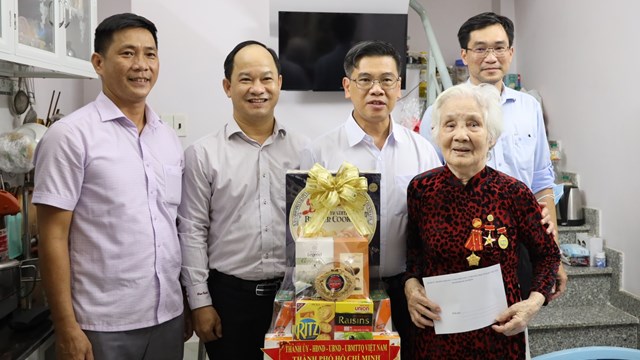 Phó Chủ tịch HĐND TPHCM Nguyễn Văn Dũng thăm các gia đình chính sách tiêu biểu tại Quận 1