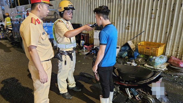 Kiểm tra ma túy ngẫu nhiên với người dân ở chợ đầu mối Bình Điền