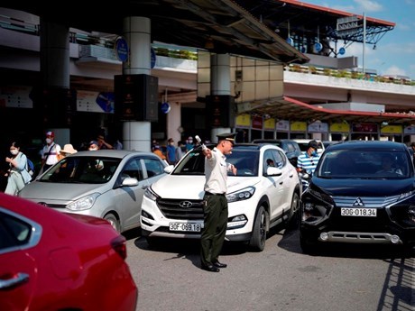 Xử lý nghiêm nạn chèo kéo, ép giá khách đi taxi tại sân bay dịp Tết