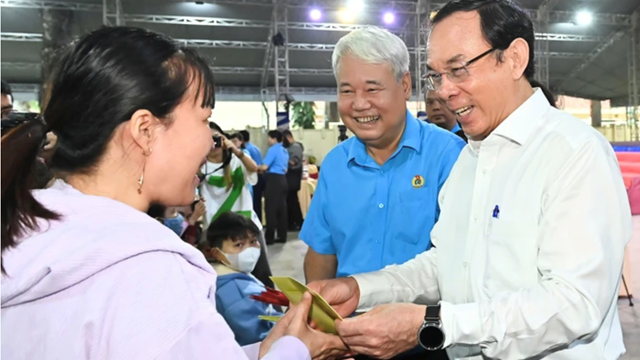 Bí thư Thành ủy TPHCM tặng quà tết cho công nhân, người lao động