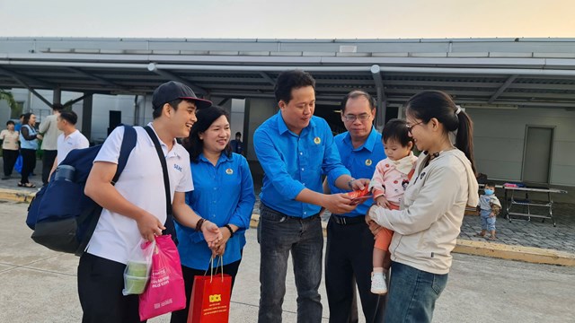 Đưa gần 2.200 công nhân, người lao động và gia đình về quê đón Tết