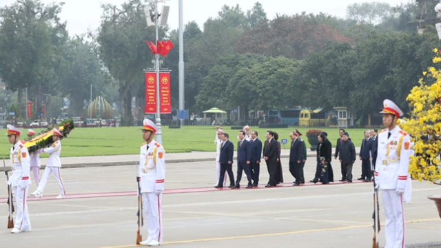 Lãnh đạo Đảng, Nhà nước và MTTQ Việt Nam vào Lăng viếng Chủ tịch Hồ Chí Minh