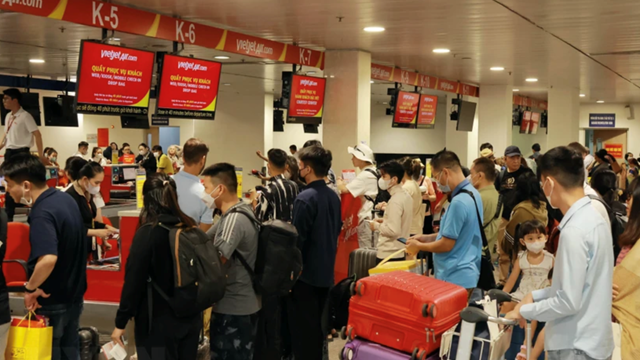 Sân bay Tân Sơn Nhất 'lập đỉnh' về hành khách dịp Tết Nguyên đán 2024