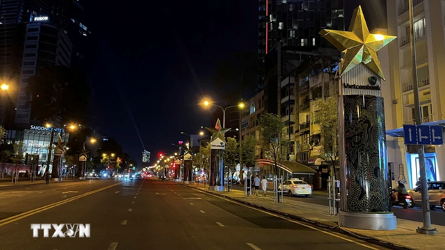 Thành phố Hồ Chí Minh giảm 50% công suất hệ thống điện chiếu sáng