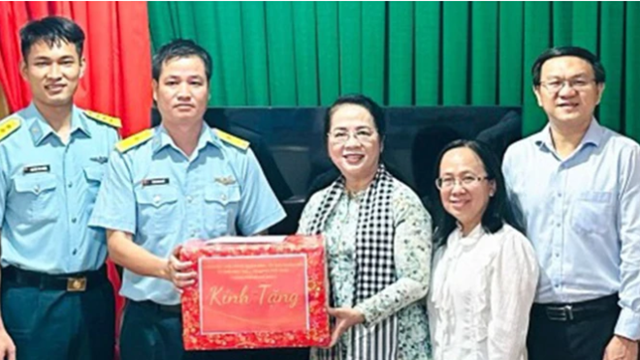 Đoàn đại biểu TPHCM thăm cán bộ, chiến sĩ các trạm radar tại Côn Đảo