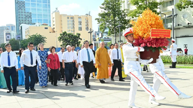 Dâng hương tưởng nhớ Chủ tịch Hồ Chí Minh và Chủ tịch Tôn Đức Thắng