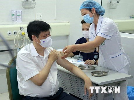 Lãnh đạo Bộ Y tế cùng đồng loạt tiêm vaccine phòng COVID-19