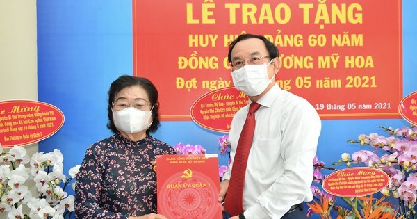 Bí thư Thành ủy TPHCM Nguyễn Văn Nên trao Huy hiệu 60 năm tuổi Đảng cho đồng chí Trương Mỹ Hoa