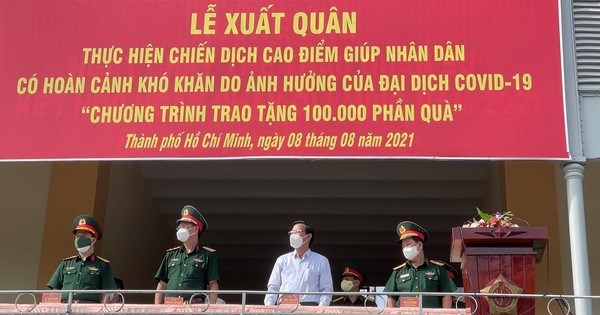 Bộ Tư lệnh TPHCM xuất quân trao tặng 100.000 phần quà giúp nhân dân gặp khó khăn do dịch Covid-19