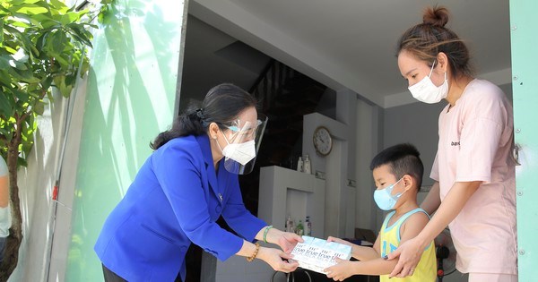 Chủ tịch HĐND TPHCM Nguyễn Thị Lệ cùng các đại biểu trao tận tay 10.000 phần quà hỗ trợ người dân