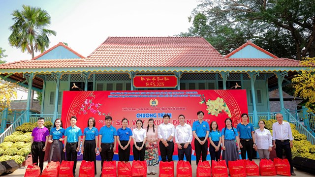   Chương trình “Tết sum vầy – Xuân đoàn kết” năm 2025 trao tặng hàng nghìn phần quà cho đoàn viên, người lao động