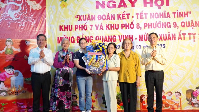 Ấm áp Ngày hội “Xuân đoàn kết – Tết nghĩa tình” tại quận 10