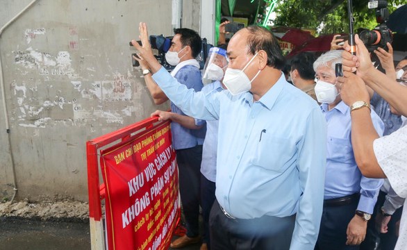 Chủ tịch nước Nguyễn Xuân Phúc: Thực hiện đồng bộ các biện pháp để bảo vệ tính mạng của người dân