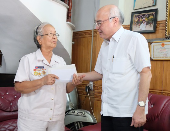 Trưởng ban Tuyên giáo Thành ủy Phan Nguyễn Như Khuê chúc Anh hùng Lực lượng vũ trang nhân dân Võ Thị Tâm năm mới vui vẻ, hạnh phúc, sống trường thọ bên con cháu