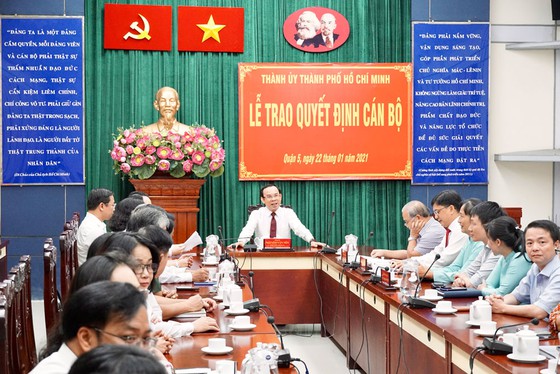 Bí thư Thành ủy TPHCM Nguyễn Văn Nên phát biểu chỉ đạo tại lễ trao quyết định. Ảnh: HOÀNG HÙNG