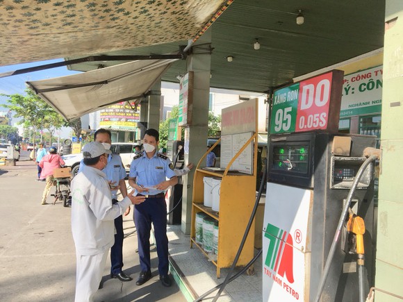 Quản lý thị trường TPHCM kiểm tra tại một cây xăng ở quận Bình Tân trưa 26-2. Ảnh: THI HỒNG