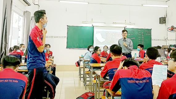 Học sinh Trường THPT Bùi Thị Xuân (quận 1) trong giờ học về kỹ năng sống