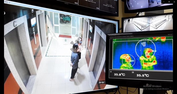 Màn hình camera hiển thị nhiệt độ của người đang ở gần máy đo thân nhiệt tự động từ xa. (Nguồn: qtsc.com.vn)
