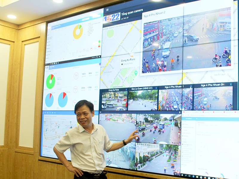TS Lê Quốc Cường, Phó Giám đốc Sở TT&TT TP.HCM, cho biết Cổng 1022 đã được tích hợp trên hệ thống Trung tâm Điều hành của đô thị thông minh TP.  Ảnh: LÊ THOA