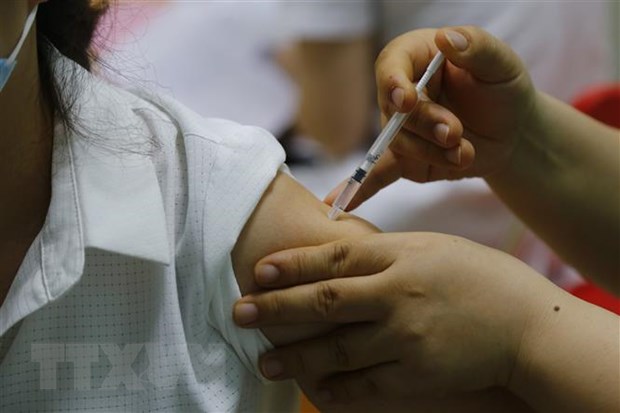 Tiêm vaccine cho người nghèo: Niềm vui giữa bộn bề khó khăn