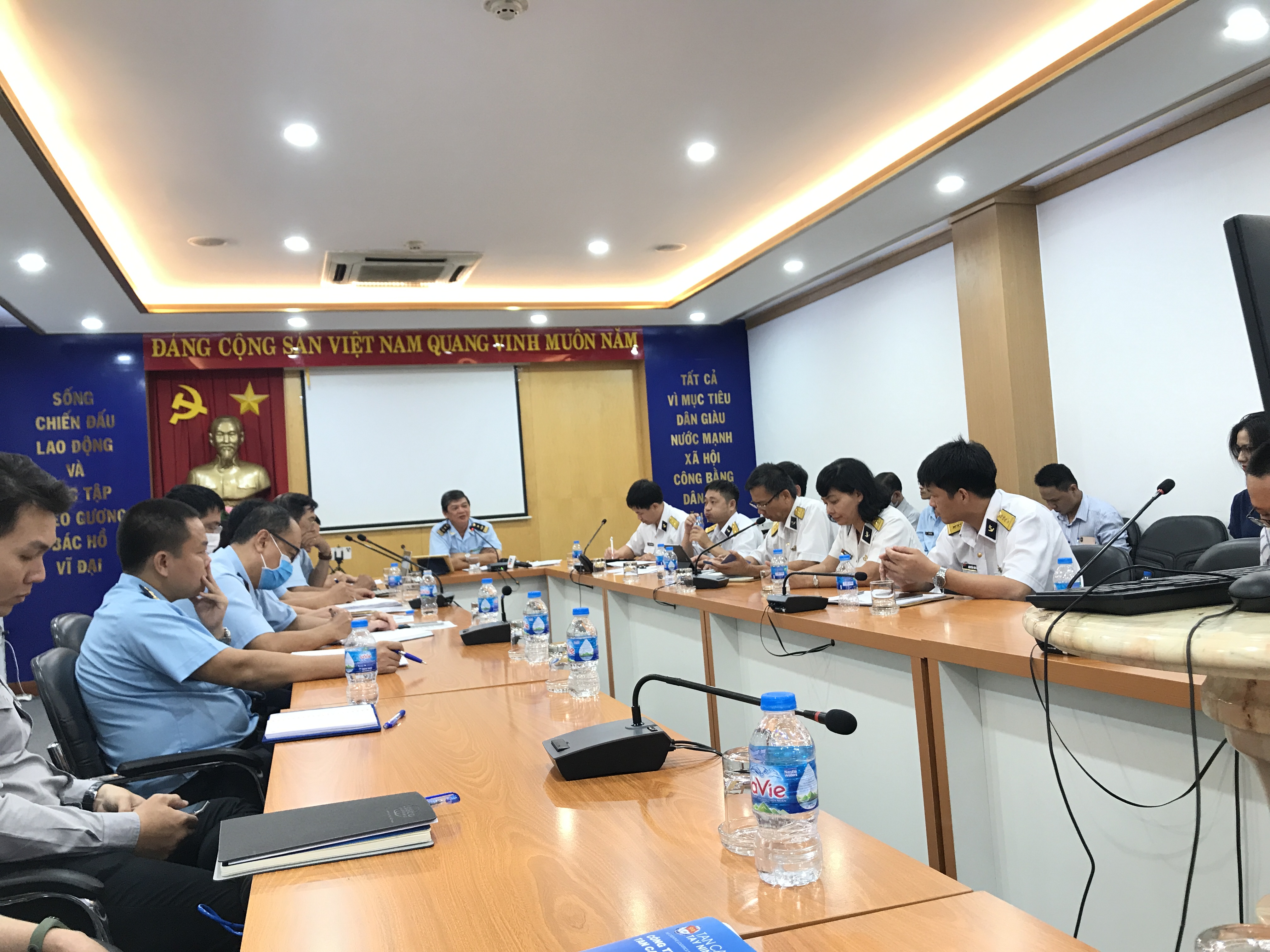 Phó Cục trưởng Cục Hải quan TP. Hồ Chí Minh Nguyễn Hữu Nghiệp chủ trì cuộc đối thoại