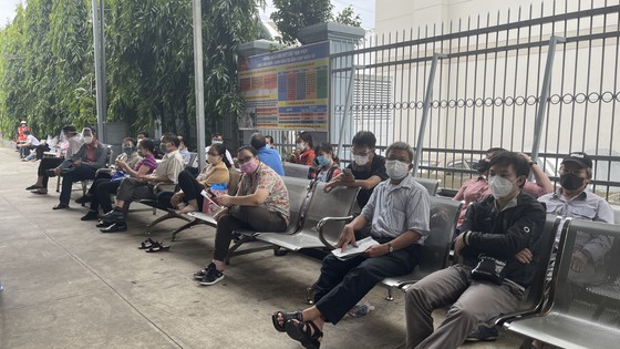 Người dân đến làm CCCD tại trụ sở Công an quận Tân Phú sáng 4-10. Ảnh: VĂN MINH