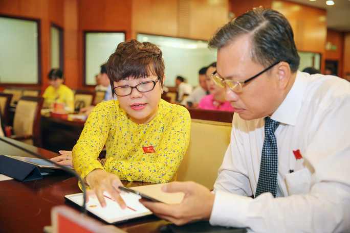 Đại biểu Nguyễn Thị Tố Trâm trải nghiệm cách xem tài liệu trên phần mềm của mô hình phòng họp HĐND TP HCM không giấy đầu tiên.