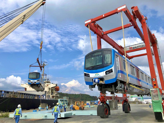 Ngày 8-10, Ban quản lý đường sắt đô thị TP HCM (MAUR) đã tiếp nhận những toa tàu đầu tiên thuộc tuyến metro số 1 Bến Thành- Suối Tiên tại cảng Khánh Hội (quận 4).