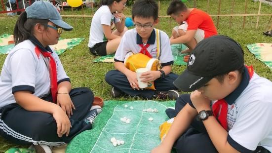 Các em thiếu nhi tham gia các trò chơi dân gian tại chương trình Chương trình 'Vầng trăng yêu thương” của Thành Đoàn TP. Hồ Chí Minh nhằm sẻ chia niềm vui, yêu thương đến các em thiếu nhi, đặc biệt là các bé có hoàn cảnh khó khăn trong dịp Tết Trung thu. (Ảnh: VOH)