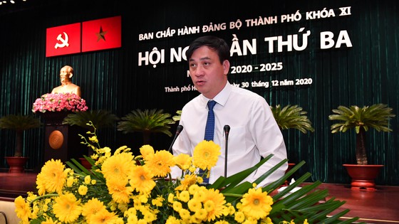 Phó Chủ tịch UBND TPHCM Lê Hoà Bình phát biểu tại Hội nghị Thành ủy. Ảnh: VIỆT DŨNG