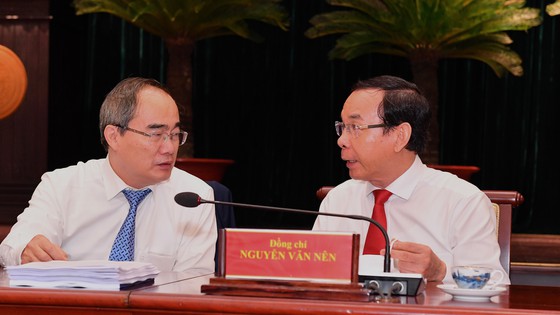 Đồng chí Nguyễn Thiện Nhân trao đổi cùng Bí thư Thành uỷ TPHCM Nguyễn Văn Nên tại Hội nghị Thành ủy. Ảnh: VIỆT DŨNG