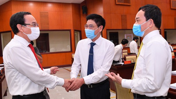 Bí thư Thành ủy TPHCM Nguyễn Văn Nên (trái) trao đổi cùng các đại biểu tại Hội nghị Thành ủy. Ảnh: VIỆT DŨNG