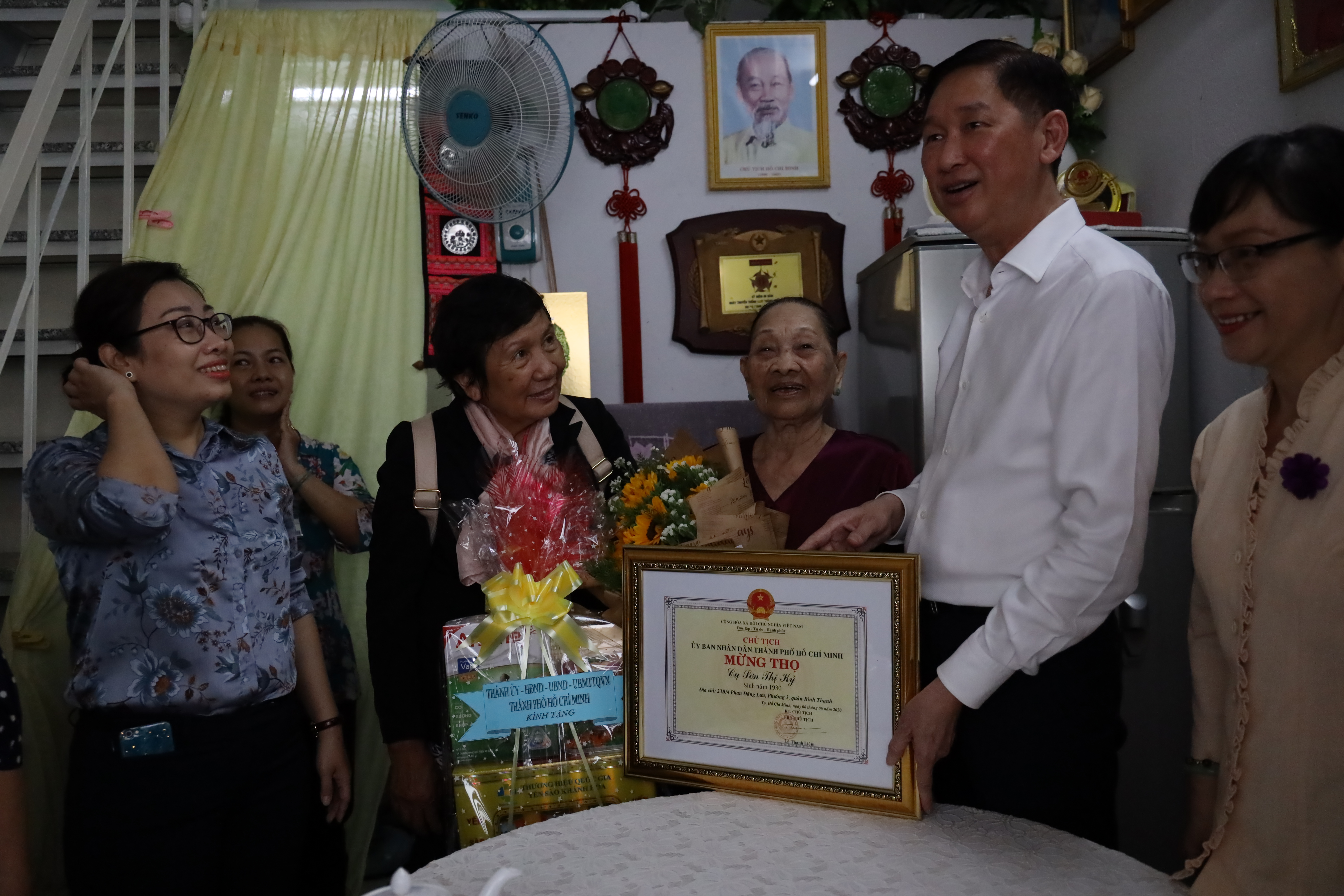 Đo&agrave;n đến thăm Mẹ Việt Nam anh h&ugrave;ng Sơn Thị Kỷ, ngụ tại phường 3, quận B&igrave;nh Thạnh.