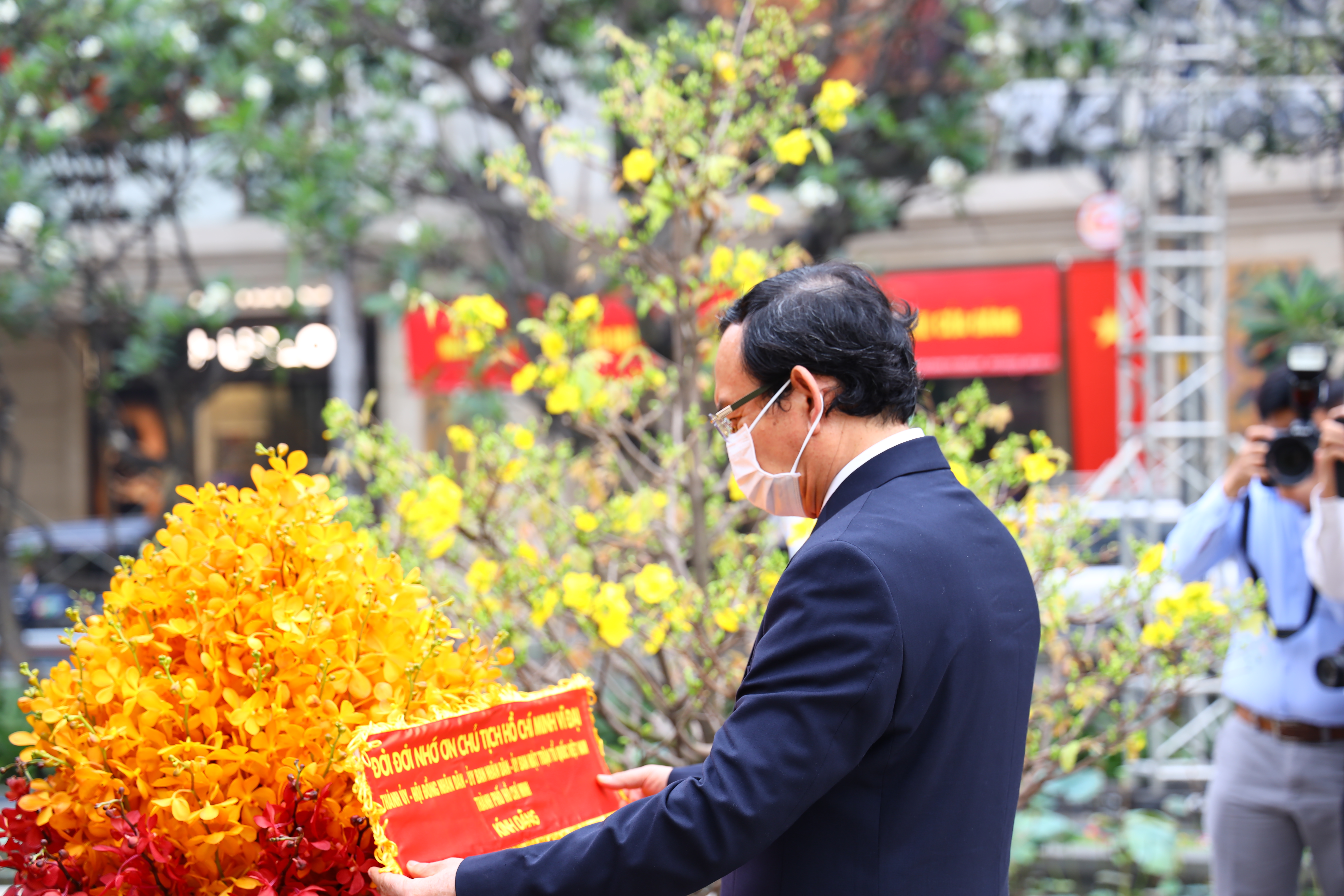 Đo&agrave;n đại biểu TP d&acirc;ng hoa tại C&ocirc;ng vi&ecirc;n Tượng đ&agrave;i Chủ tịch Hồ Ch&iacute; Minh (đường Nguyễn Huệ, Q.1). Ảnh: Huyền Mai