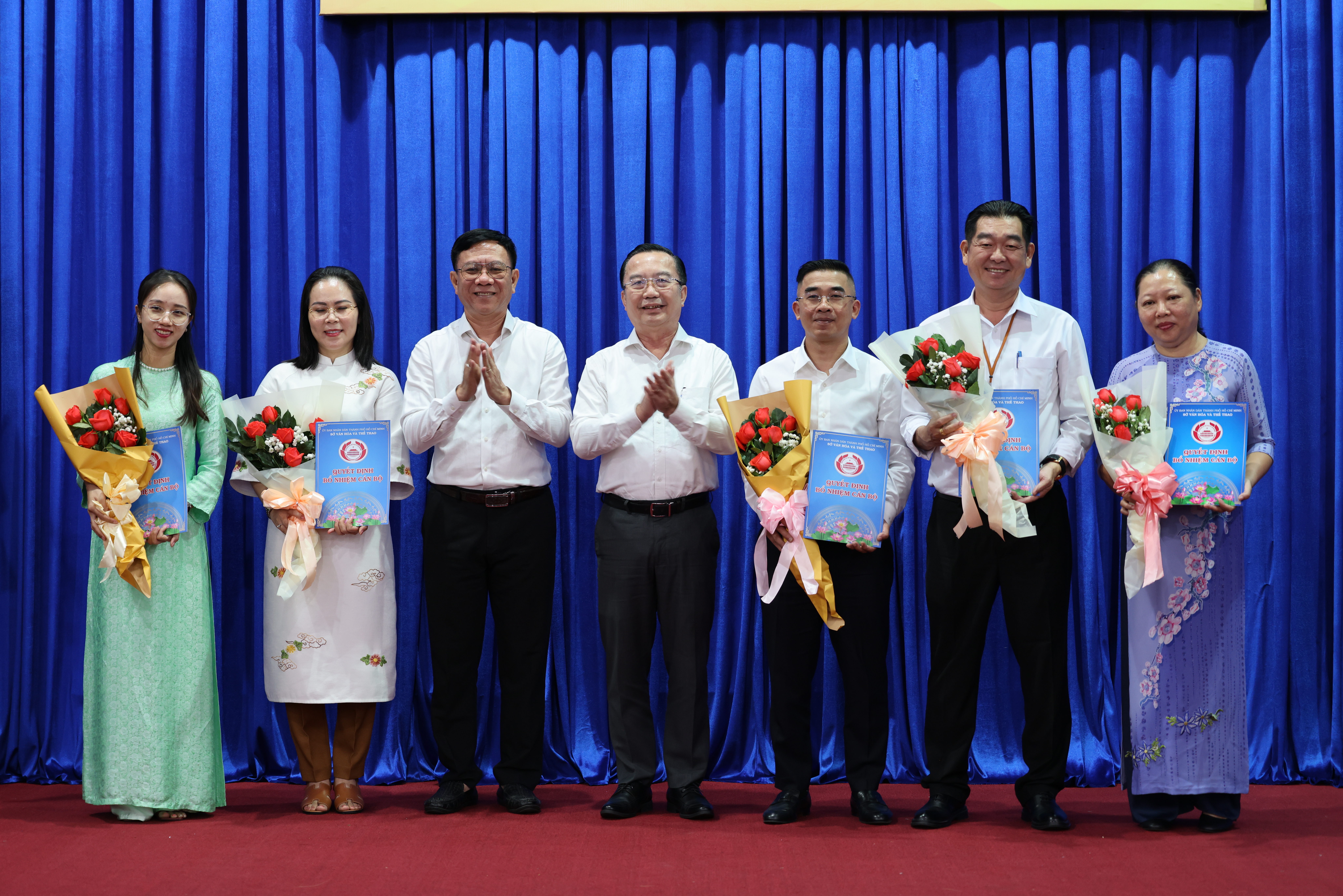 Ph&ograve;ng B&aacute;o ch&iacute; - Xuất bản ra mắt hội nghị
