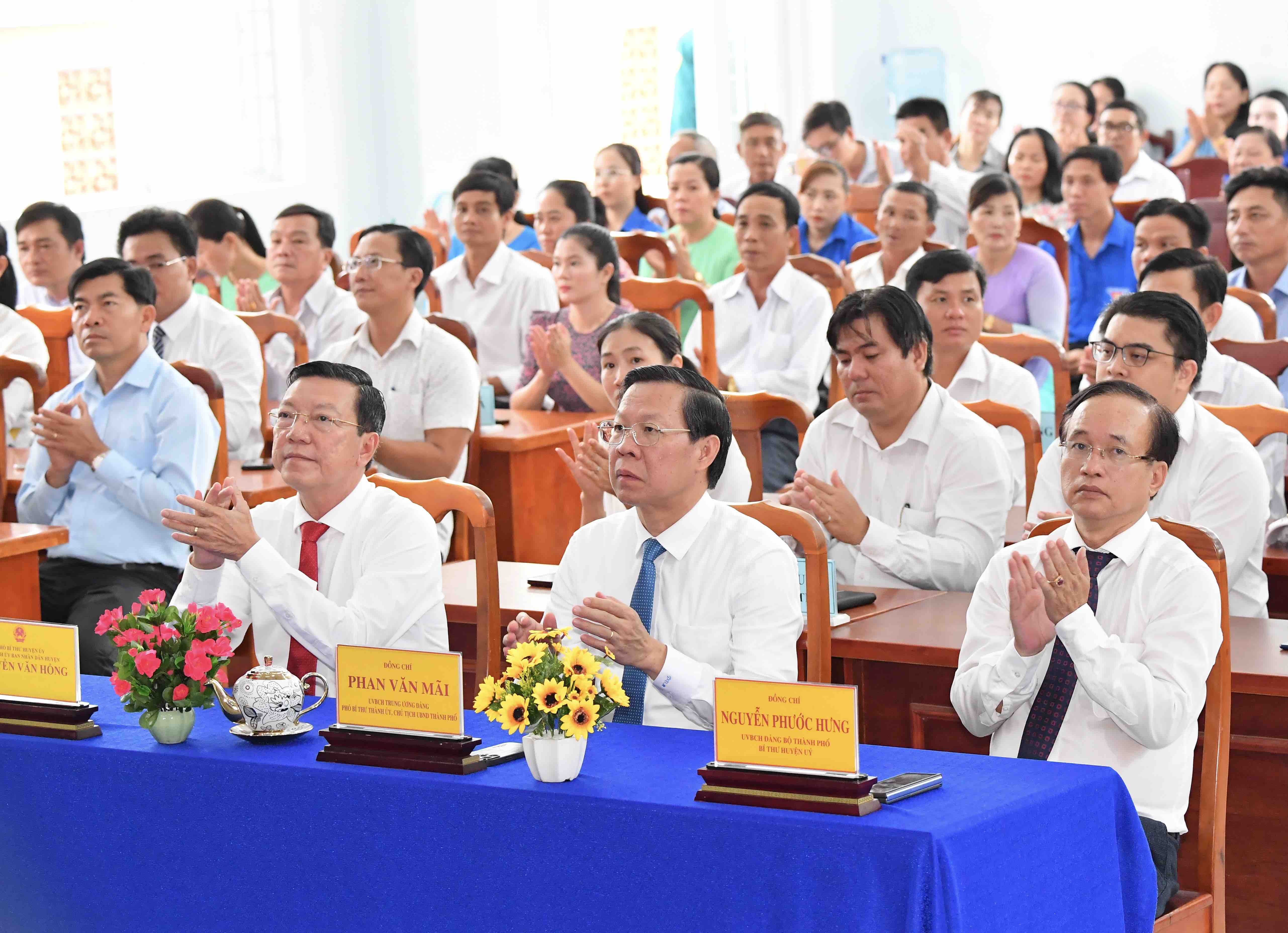 Chủ tịch UBND TPHCM Phan Văn M&atilde;i c&ugrave;ng c&aacute;c đại biểu dự lễ c&ocirc;ng bố Nghị quyết 11 của HĐND TPHCM. Ảnh: VIỆT DŨNG