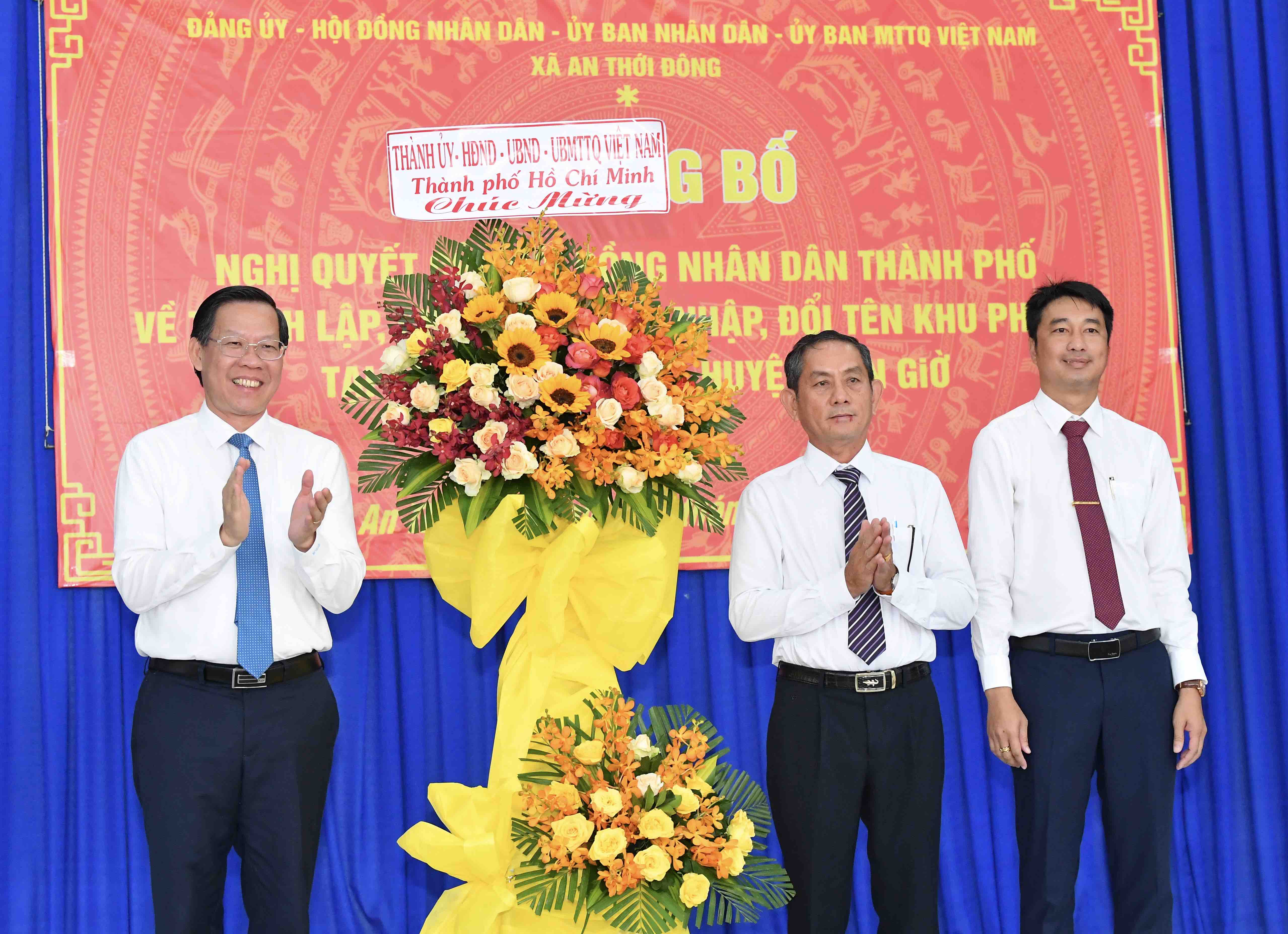 Chủ tịch UBND TPHCM Phan Văn M&atilde;i tặng hoa ch&uacute;c mừng x&atilde; An Thới Đ&ocirc;ng ra mắt ấp mới. Ảnh: VIỆT DŨNG