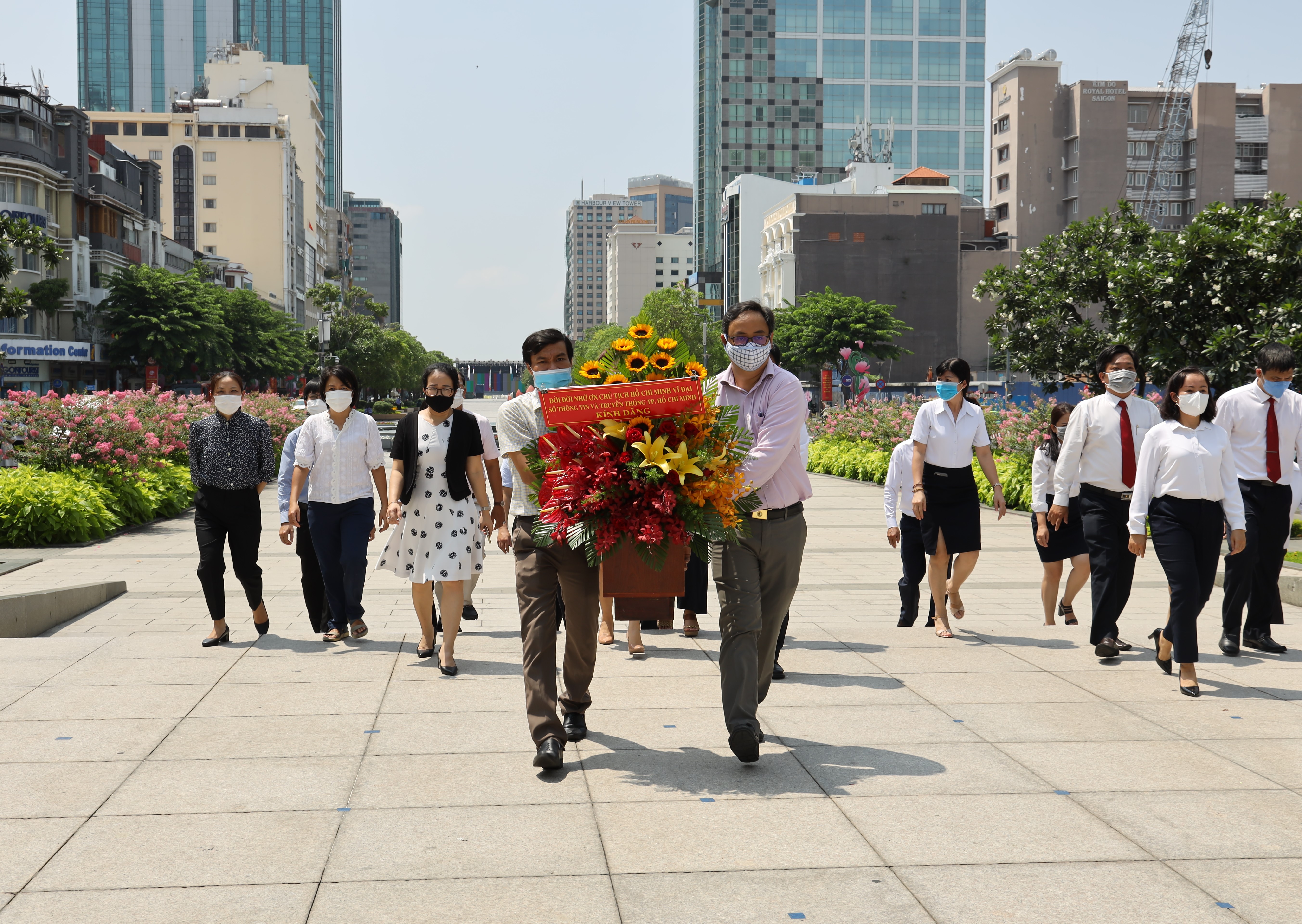 Đo&agrave;n l&atilde;nh đạo Sở Th&ocirc;ng tin - Truyền th&ocirc;ng d&acirc;ng hoa tại C&ocirc;ng vi&ecirc;n Tượng đ&agrave;i Chủ tịch Hồ Ch&iacute; Minh. Ảnh: Huyền Mai