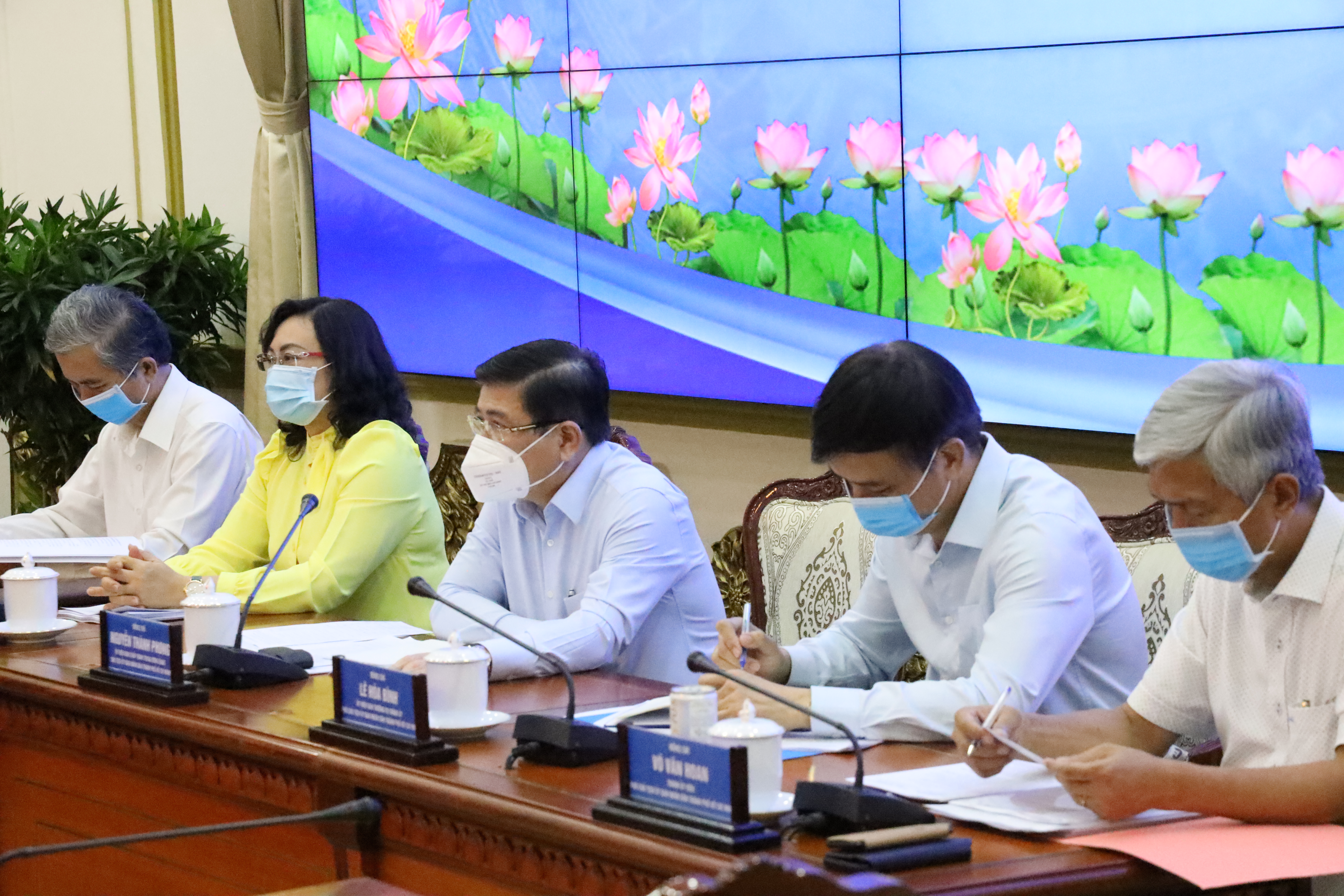 Chủ tịch UBND TP Nguyễn Th&agrave;nh Phong ph&aacute;t biểu tại cuộc họp