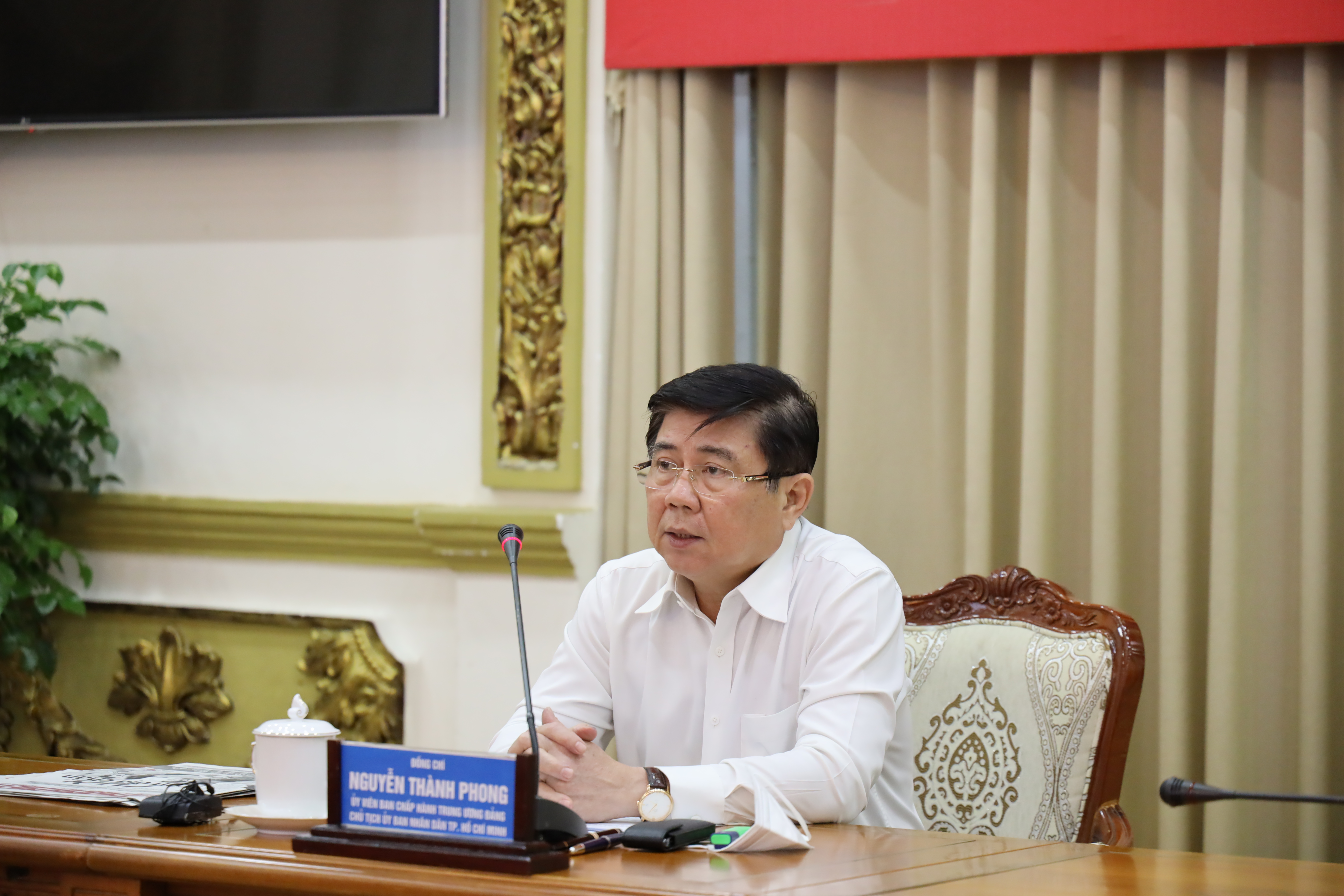 Chủ tịch UBND TP Nguyễn Th&agrave;nh Phong chỉ đạo tại cuộc họp. Ảnh: Huyền Mai&nbsp;