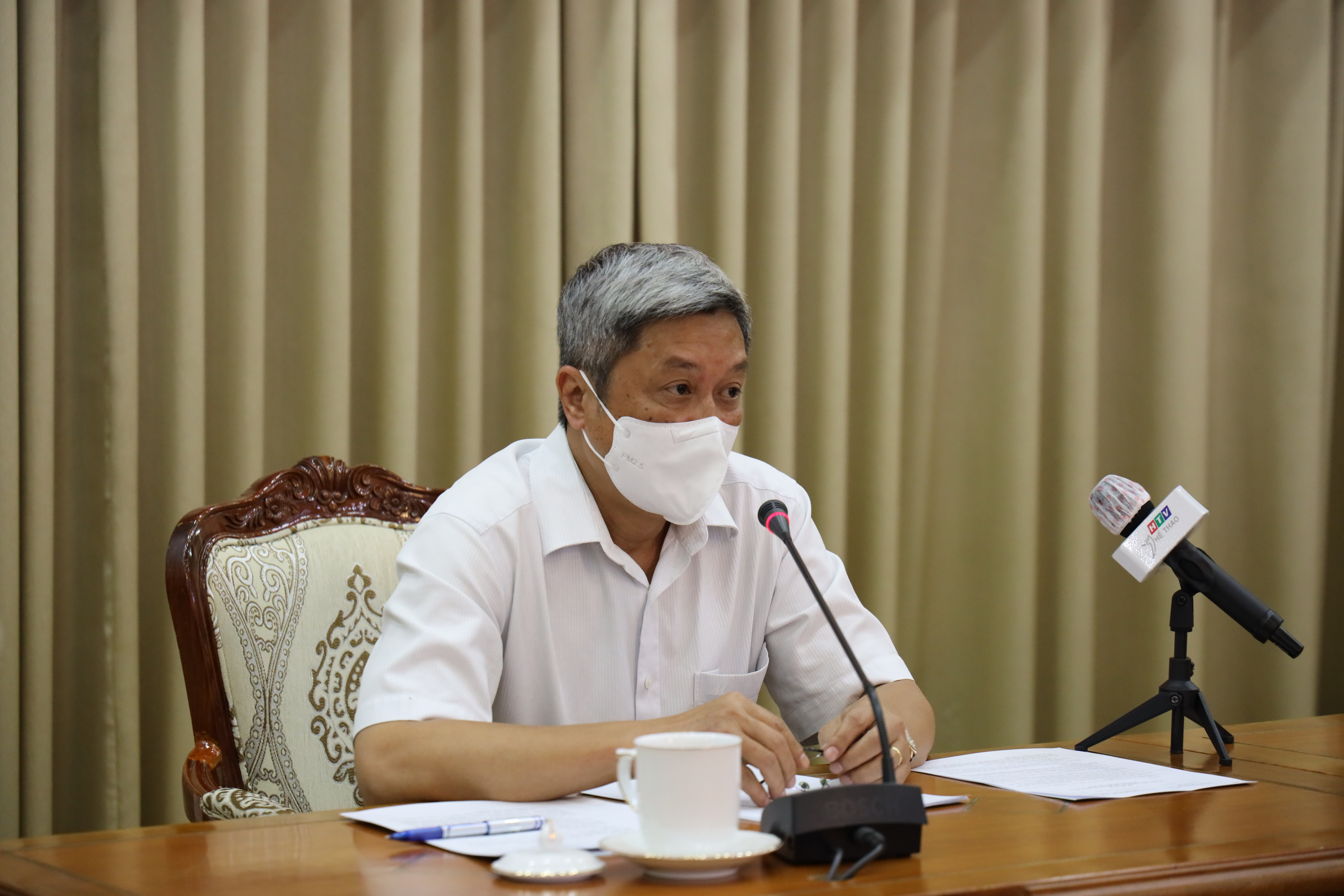 Thứ trưởng Bộ Y tế Nguyễn Trường Sơn ph&aacute;t biểu tại cuộc họp. Ảnh: Huyền Mai