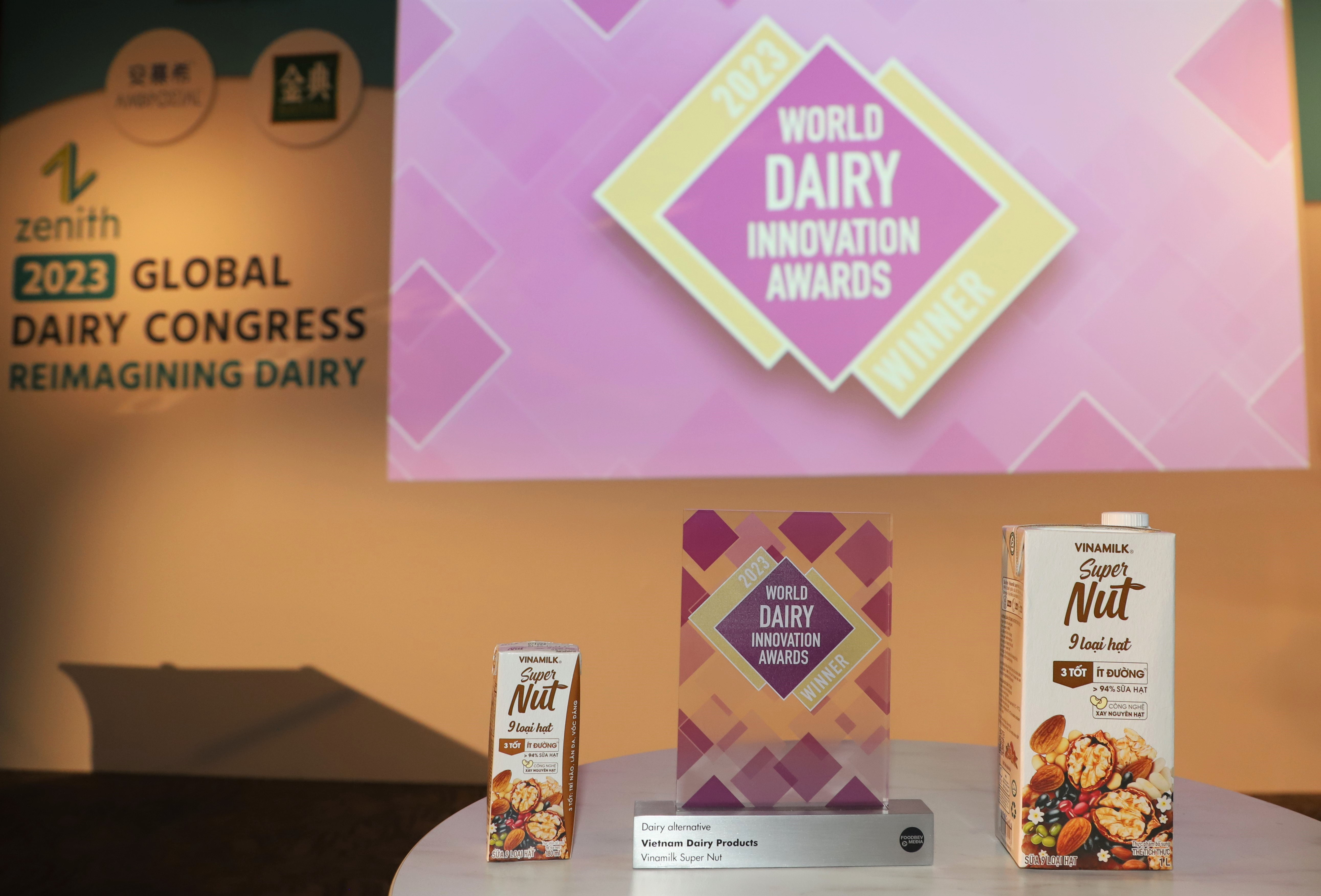 Tại Hội nghị sữa to&agrave;n cầu 2023 mới đ&acirc;y, Sữa 9 loại hạt Vinamilk Super Nut l&agrave; sản phẩm được vinh danh &ldquo;qu&aacute;n qu&acirc;n&rdquo; tại giải thưởng The World Dairy Innovation Awards 2023 (Giải thưởng Ng&agrave;nh sữa to&agrave;n cầu về đổi mới năm 2023).