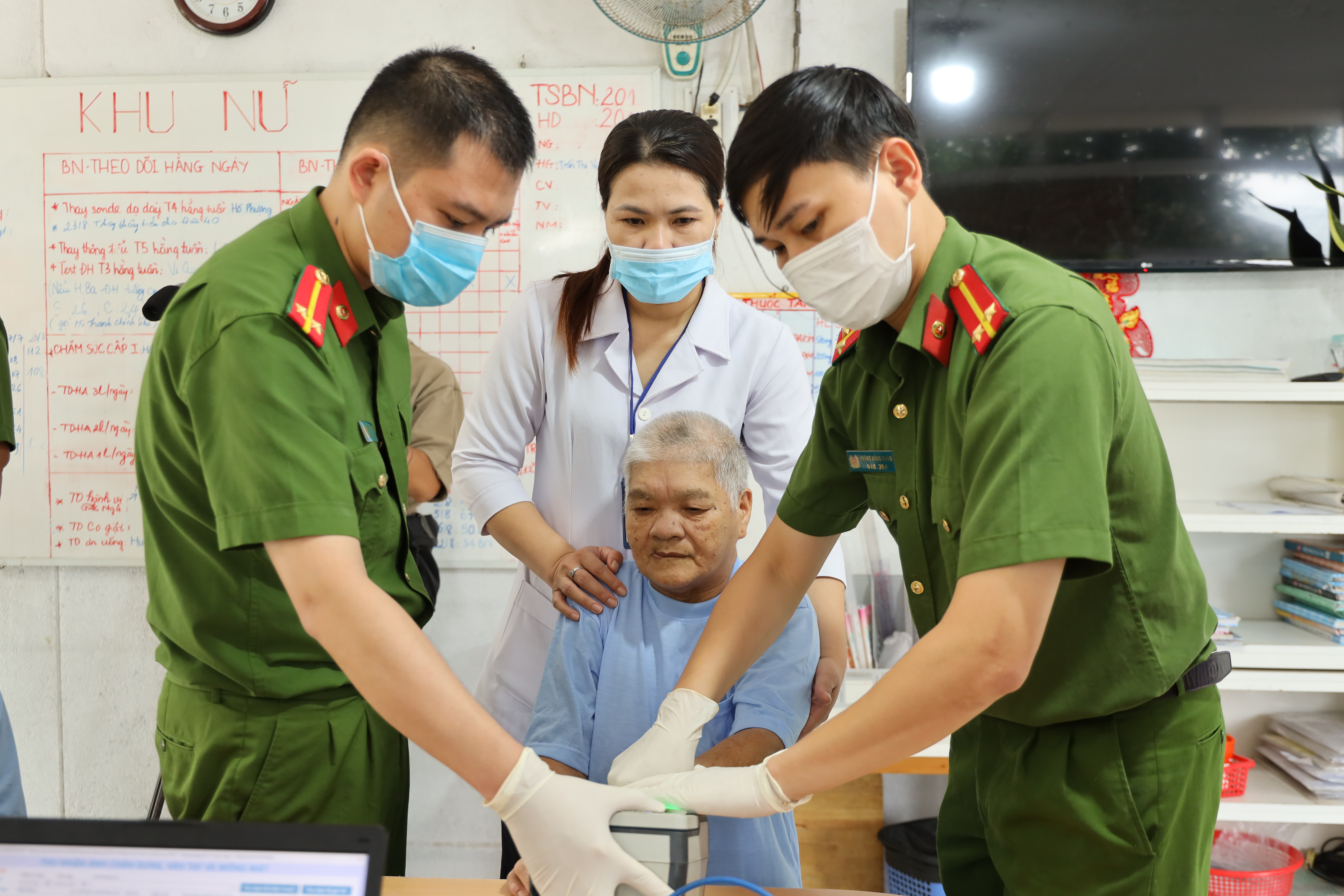 C&ocirc;ng an TP hỗ trợ bệnh nh&acirc;n t&acirc;m thần đang được điều trị tại Trung t&acirc;m l&agrave;m căn cước c&ocirc;ng d&acirc;n